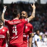La joie des joueurs de Thoune, qui ont battu Lausanne dimanche KEYSTONE/PETER KLAUNZER